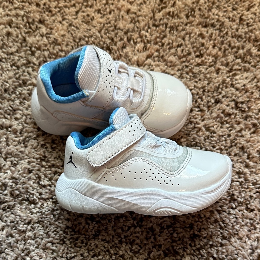 Nike Kids White and Light Blue Sneakers